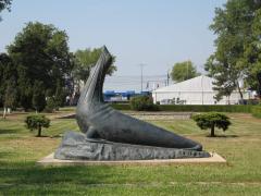 statuie amplasata in parcul din fata hotelului Rex